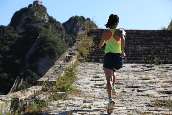Fiatal nő a hegyi futás — Stock Fotó