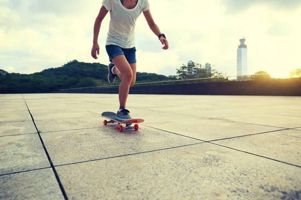 Unga skateboardåkare rider på city — Stockfoto