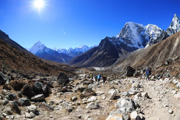 Everest Ana Kampı Nepal Giderken Trekking Yürüyüşçü — Stok fotoğraf