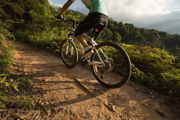 Young woman cycling on trail — Stock Photo, Image