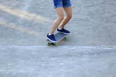 kaykaycı skatepark sürme
