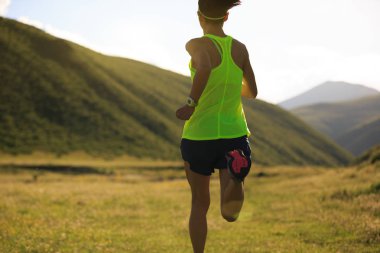 çalışan genç bir kadın 