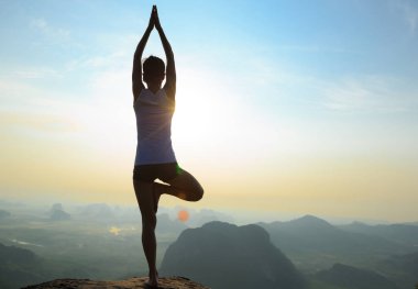 genç kadın dağ tepe üzerinde meditasyon