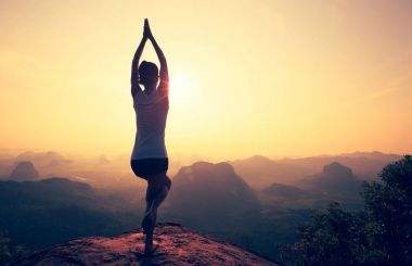 genç kadın dağ tepe üzerinde meditasyon