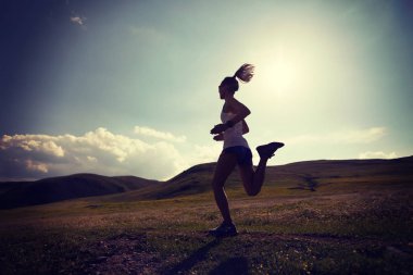 çalışan genç bir kadın 