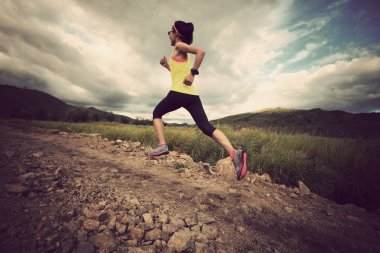 Orman iz üzerinde çalışan kadın