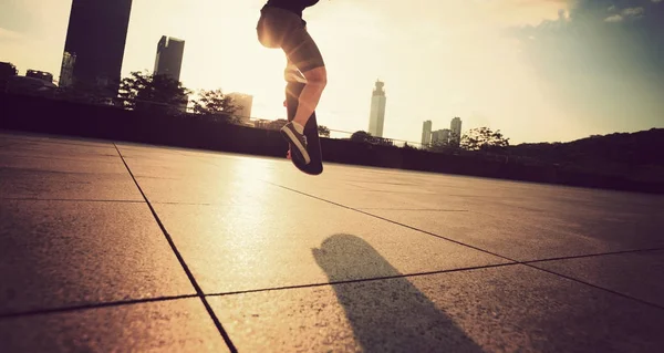 Jonge vrouw skateboarden — Stockfoto