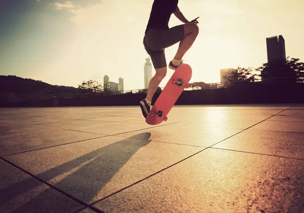 Young woman skateboarding — Stock Photo, Image