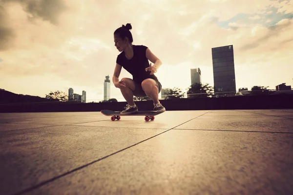 Giovane donna skateboard — Foto Stock