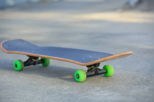Skateboard allo skatepark pronto per l'equitazione — Foto Stock