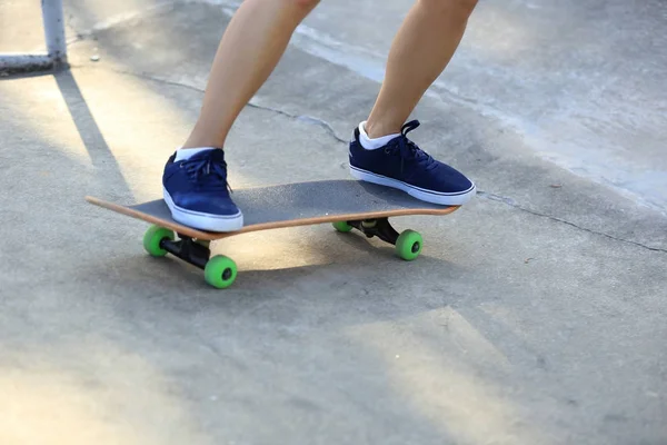 Skateboarder rijden op skatepark — Stockfoto