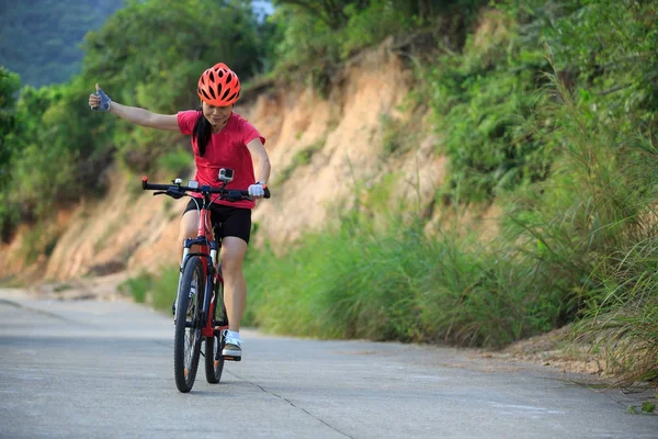 Vrouw mountainbike fietsen — Stockfoto