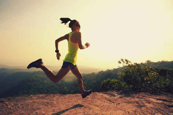 Mujer joven corriendo en la montaña — Foto de Stock