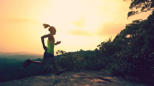 산에서 실행 하는 젊은 여자 — 스톡 사진
