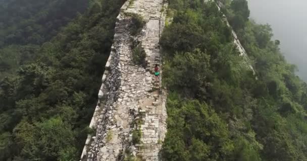 Woman running on great wall — Stock Video