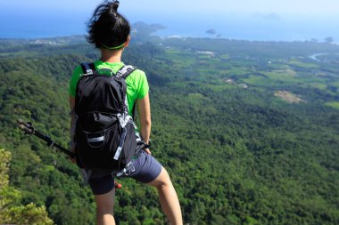  kadın backpacker dağ tepe görünümünden zevk