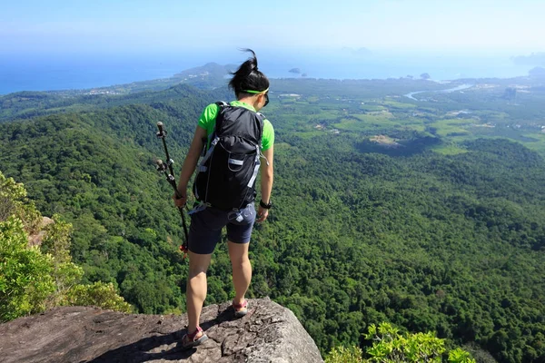 Backpacker Kobieta Patrząc Dół Szczyt — Zdjęcie stockowe