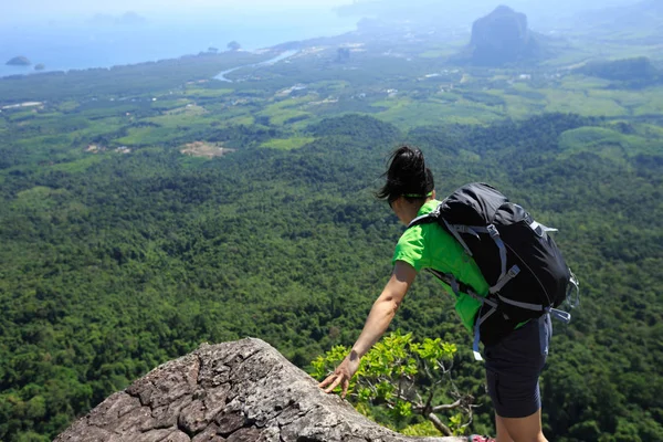 Backpackerin Blickt Auf Berggipfel — Stockfoto