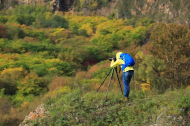 fotoğrafçı kamera ile fotoğraf çekimi
