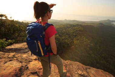 dağın tepesine görünümünden zevk kadın backpacker