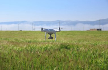 İHA sahada uçuyor.