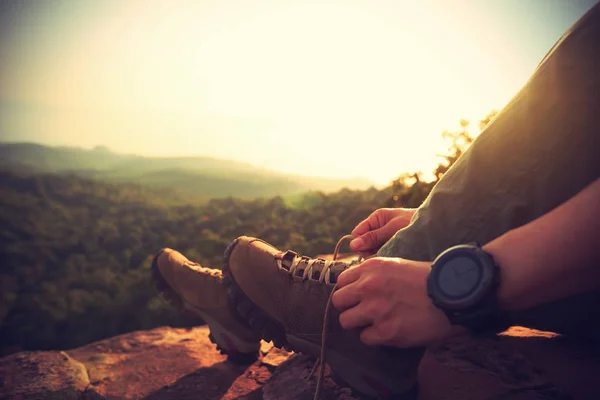 Ung Kvinna Hiker Knyta Skosnöre Bergets Topp — Stockfoto