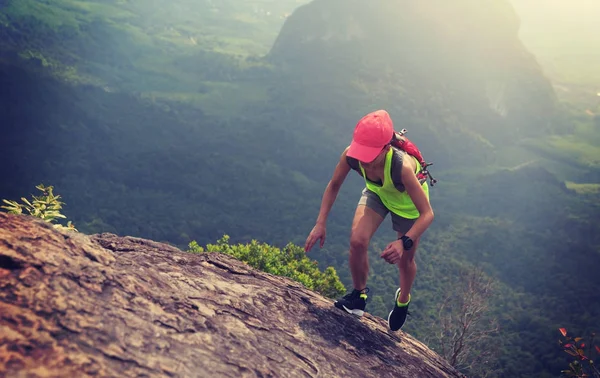Mulher correndo para o topo da montanha — Fotografia de Stock
