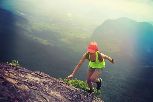 Женщина бежит к вершине горы — стоковое фото
