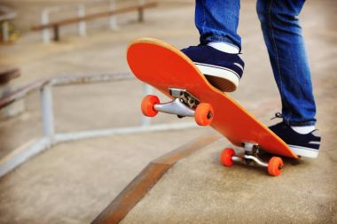 rampa üzerinde pratik kaykaycı  