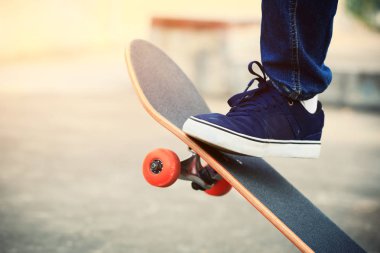 rampa üzerinde pratik kaykaycı  