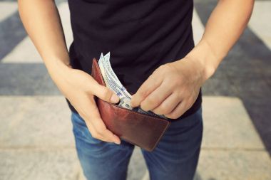 eller kadın şehirde formu cüzdan para alarak