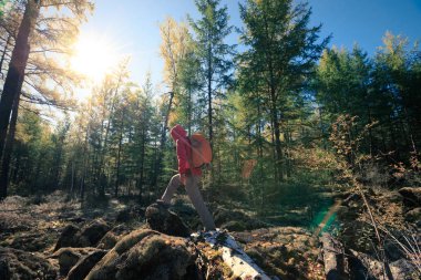 Sonbahar ormanındaki kadın