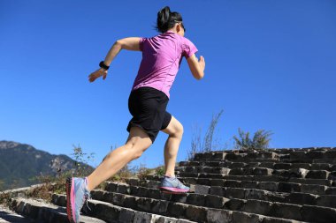 Dağı'nda çalışan genç kadın 