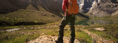 Genç kadın dağlar hiking