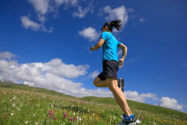 dağ iz üzerinde çalışan kadın 