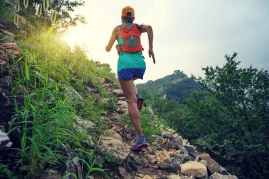 Çin Seddi çalışan kadın 