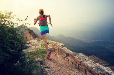 Çin Seddi çalışan kadın 