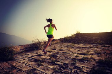 genç kadın Çin Seddi çalıştıran