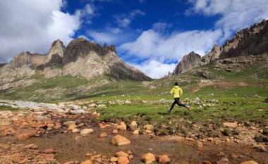yüksek irtifa dağlar çalışan genç kadın