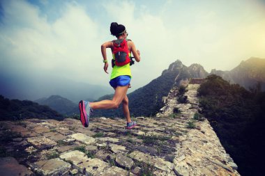 genç kadın Çin Seddi çalıştıran