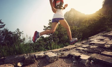 Dağda çalışan genç kadın