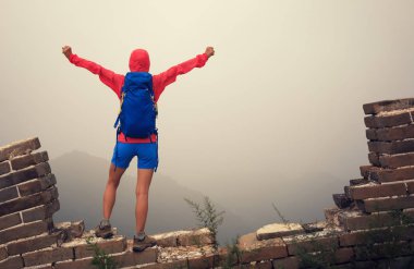 dağ tepesinde manzarayı başarılı genç kadın uzun yürüyüşe çıkan kimse