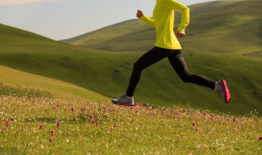 Çayırda koşan kadın