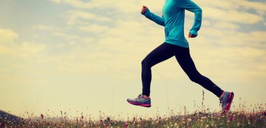 Çayırda koşan kadın