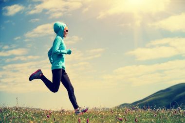 Çayırda koşan kadın