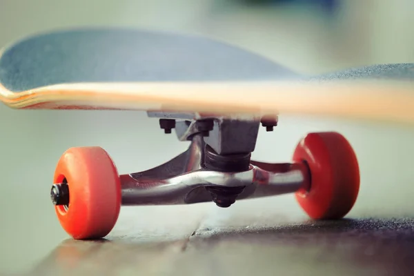 Skateboard au skatepark prêt pour l'équitation — Photo