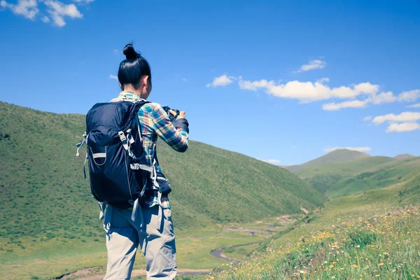 Mujer Viajero Tomando Fotos Montaña —  Fotos de Stock