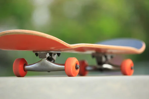 Скейтборд на скейтпарку готовий до їзди — стокове фото