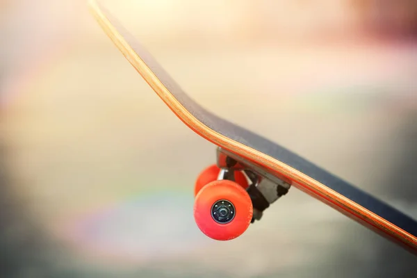 Skateboard im Skatepark fahrbereit — Stockfoto