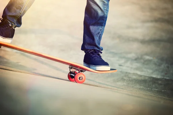 Skateboarder übt auf Rampe — Stockfoto